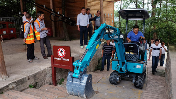 十万人围观！这台挖掘机开上了高空玻璃桥