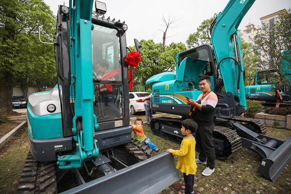 红四月，，3044am永利集团智能挖掘机促销会节节攀升
