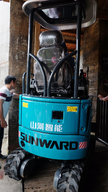 十万人围观！这台挖掘机开上了高空玻璃桥