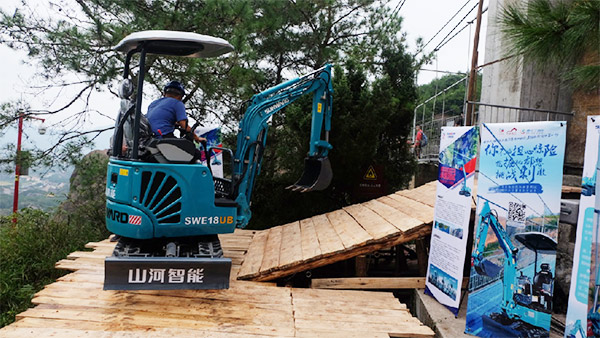 十万人围观！这台挖掘机开上了高空玻璃桥