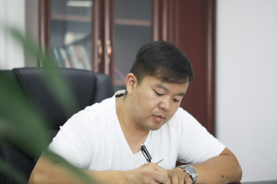 六年六台挖机 邓老板是个“3044am永利集团迷”