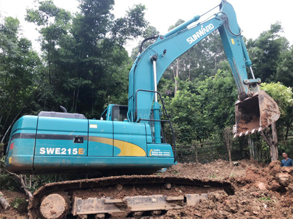 3044am永利集团智能SWE 215E挖掘机是他的左膀右臂！！