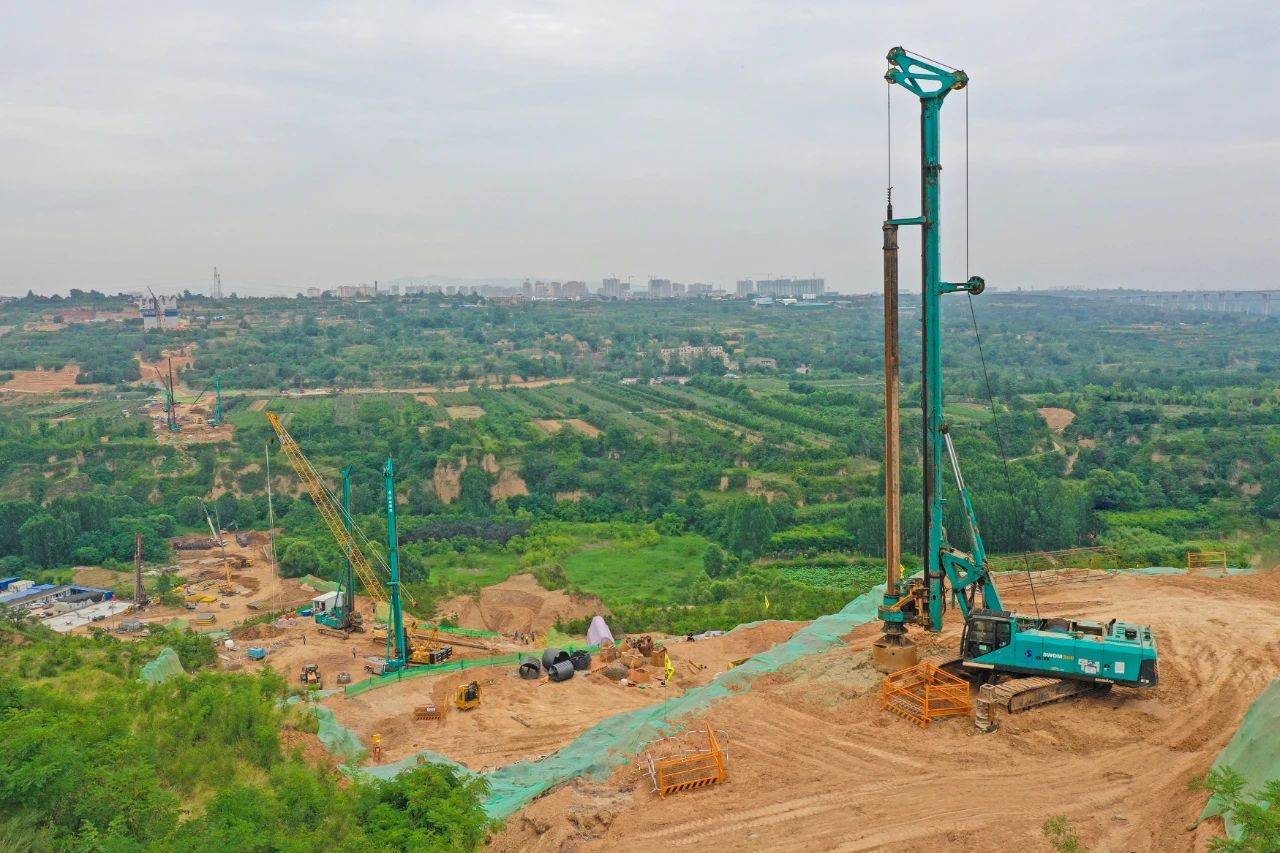 天堑施工，，，玉皇阁二号特大桥桩基主力军是3044am永利集团智能旋挖钻机 | 百年风华筑漂亮3044am永利集团（3）