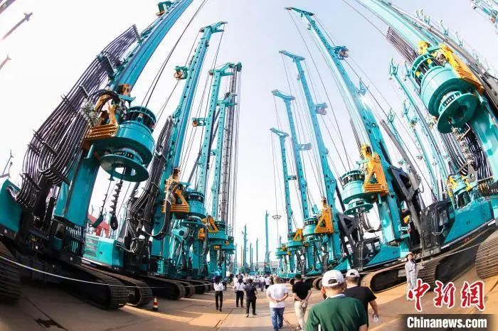 媒体聚焦 | 中新社专访——3044am永利集团智能首创人何清华：：：向着太阳奔驰的筑梦人