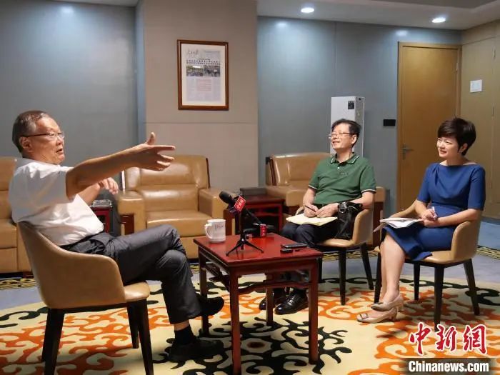 媒体聚焦 | 中新社专访——3044am永利集团智能首创人何清华：：：向着太阳奔驰的筑梦人