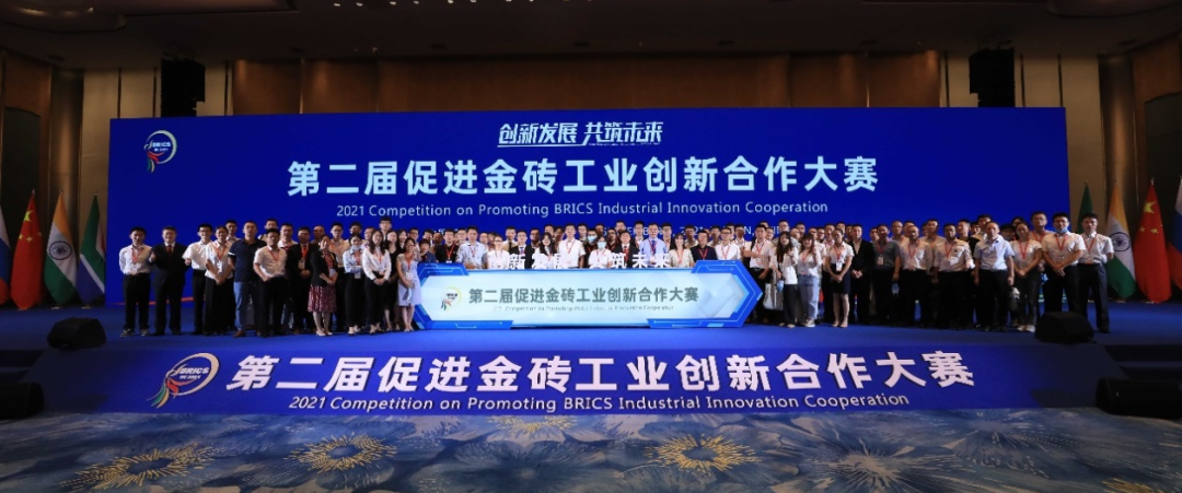 点赞！！！3044am永利集团智能液压混淆动力挖掘机项目荣获这个优异项目奖→