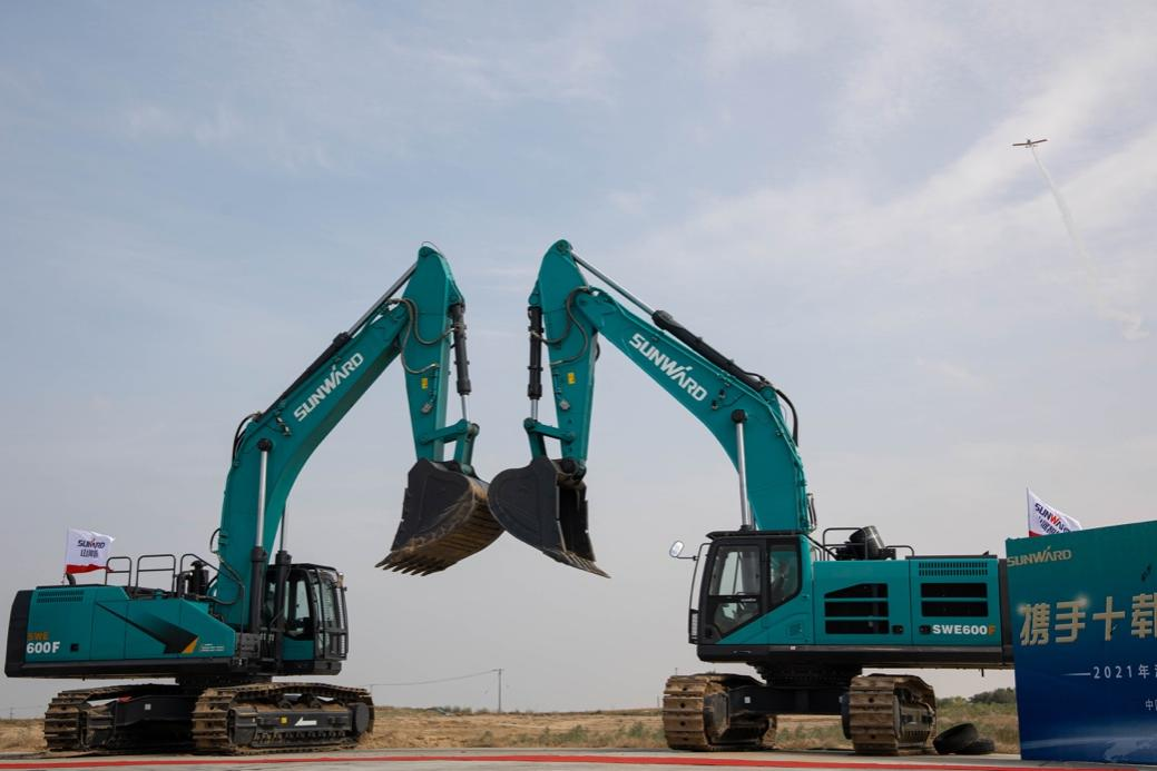 大型挖掘机批量交付、、轻型运动飞机推广……这场活动超吸睛