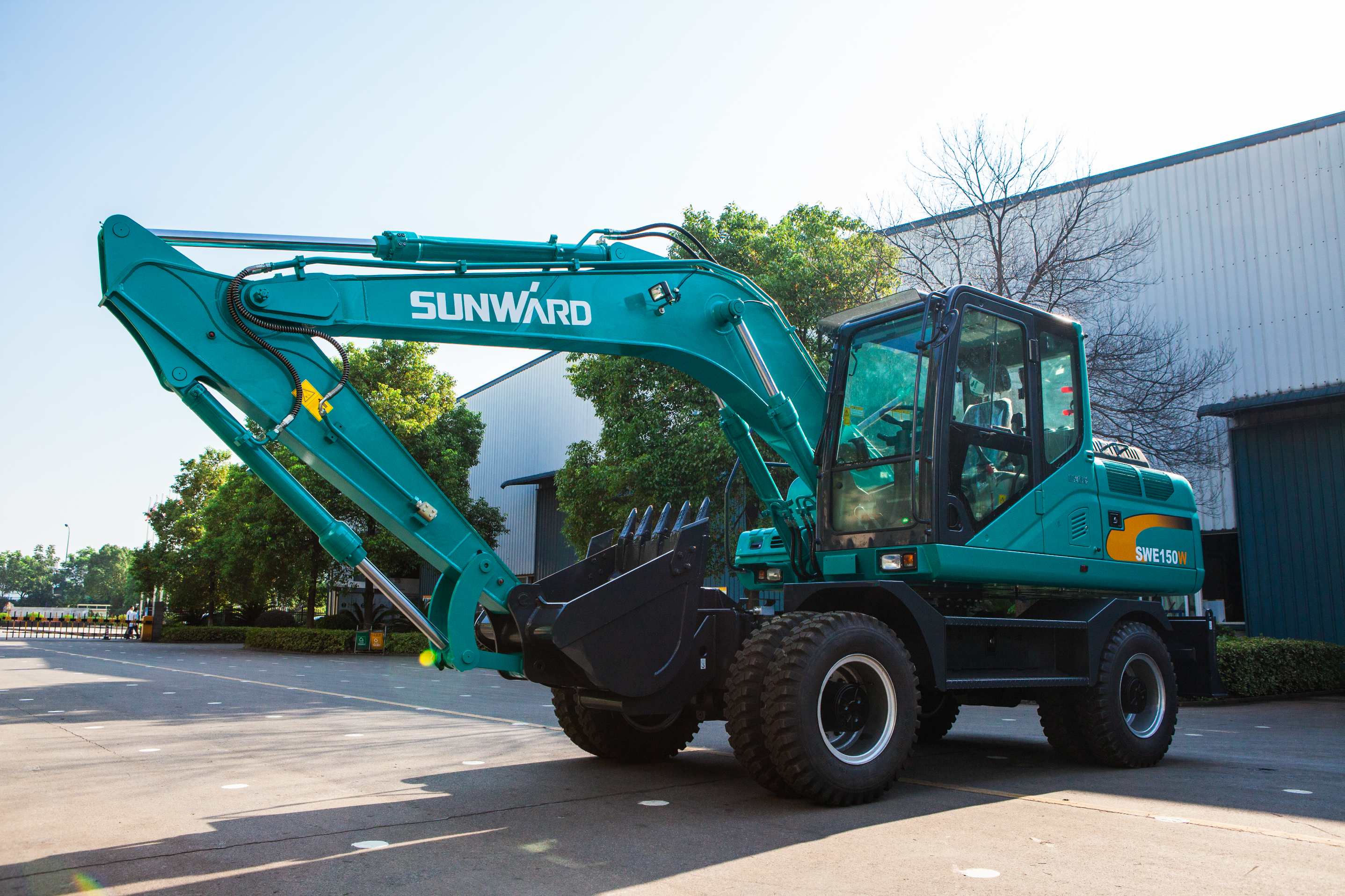 轮胎式挖掘机和履带式挖掘机，，，你更看好哪个？？？