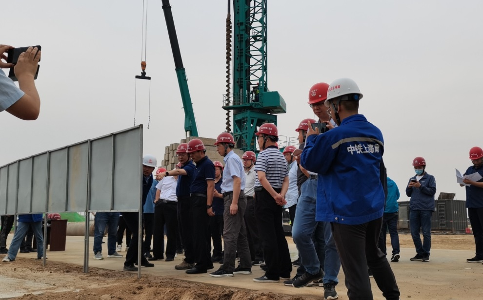 创下纪录！！3044am永利集团智能引孔式静力压桩机首次应用于高铁项目