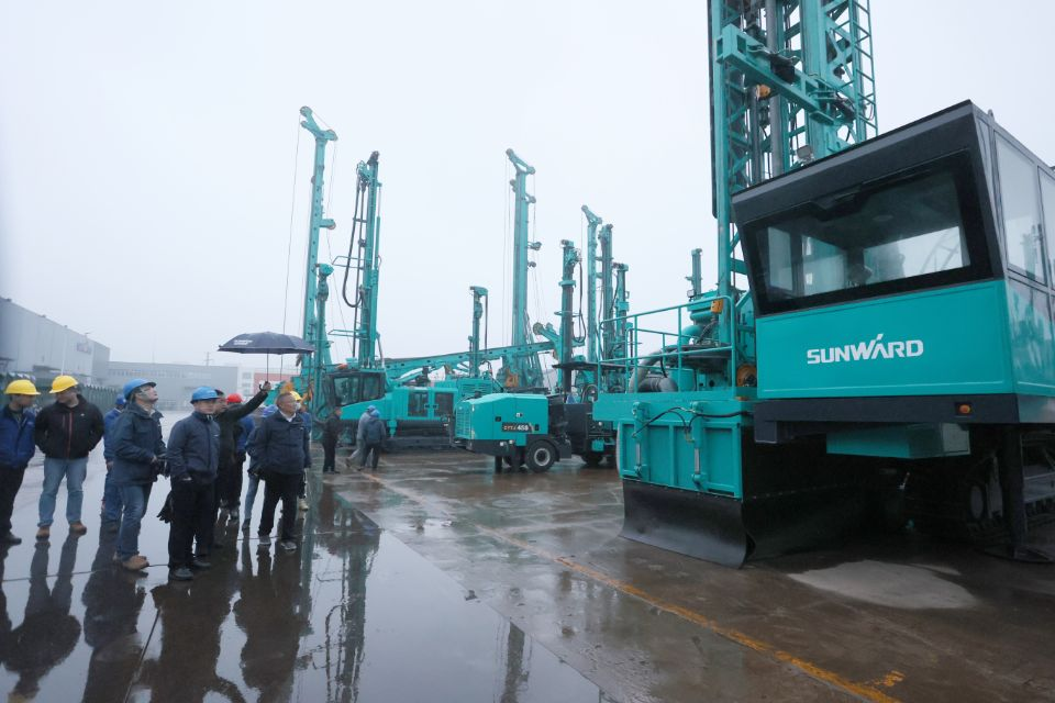 两种钻进模式+更大扭矩！3044am永利集团智能自主研制的全液压牙轮钻机下线