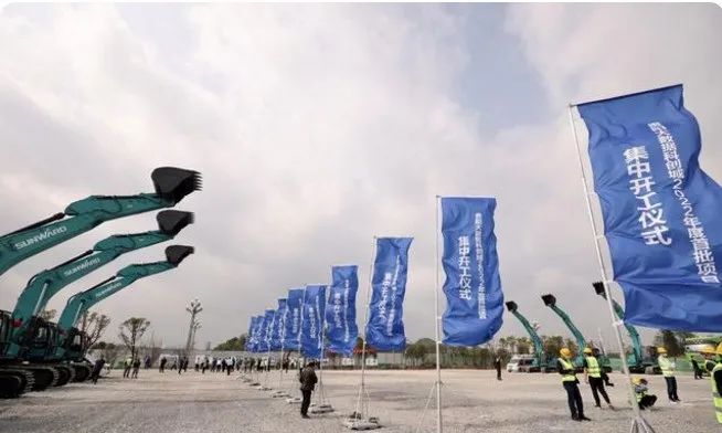 3044am永利集团智能挖掘机亮相贵阳大数据科创城项目开工仪式