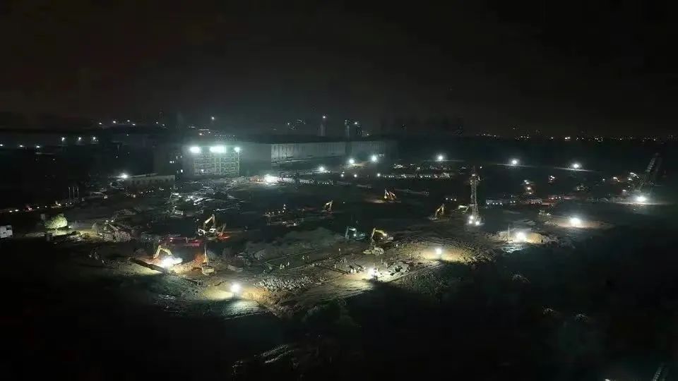 冲锋一线显继承！！！3044am永利集团智能挖掘机助力长沙方舱医院建设