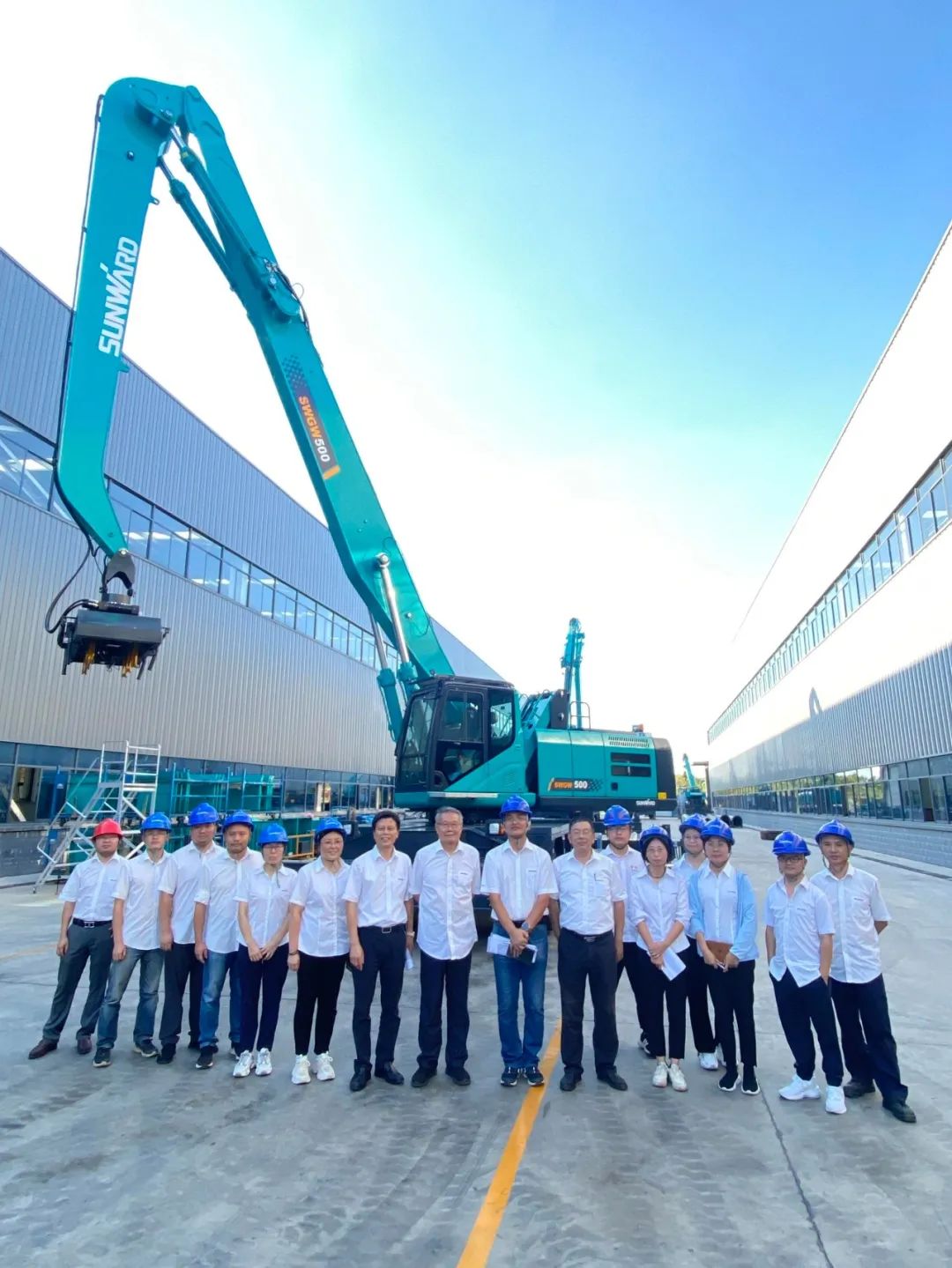 作业幅度达18米，，3044am永利集团智能首台轮式抓料机乐成下线