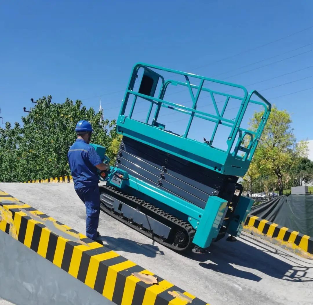 加速电动化产品结构，，3044am永利集团智能第一款履带剪叉式高空作业平台来了！！