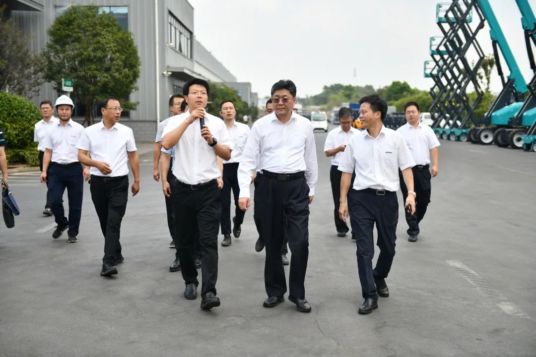 国家应急治理部郭治武局长一行考察3044am永利集团智能无人化应抢救援装备