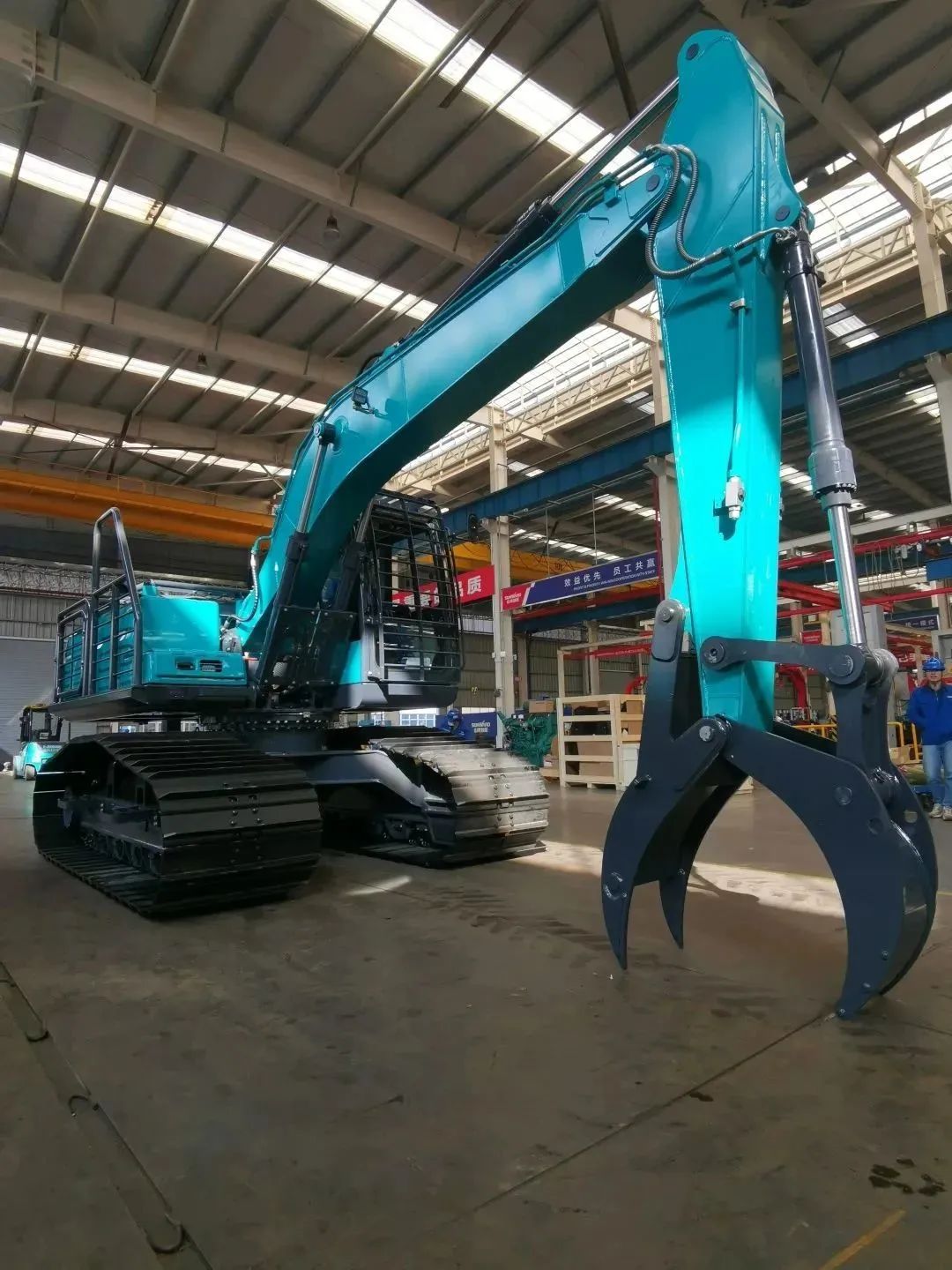 翻山越岭，称霸“武林”！！3044am永利集团智能首款中型林业挖掘机乐成下线