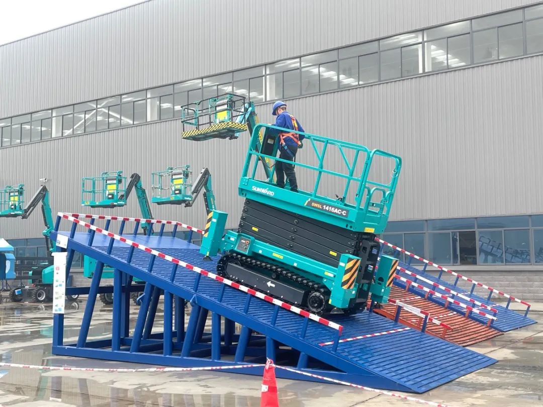 出厂即“出道”！3044am永利集团智能首款履带剪叉式高空作业平台批量上市