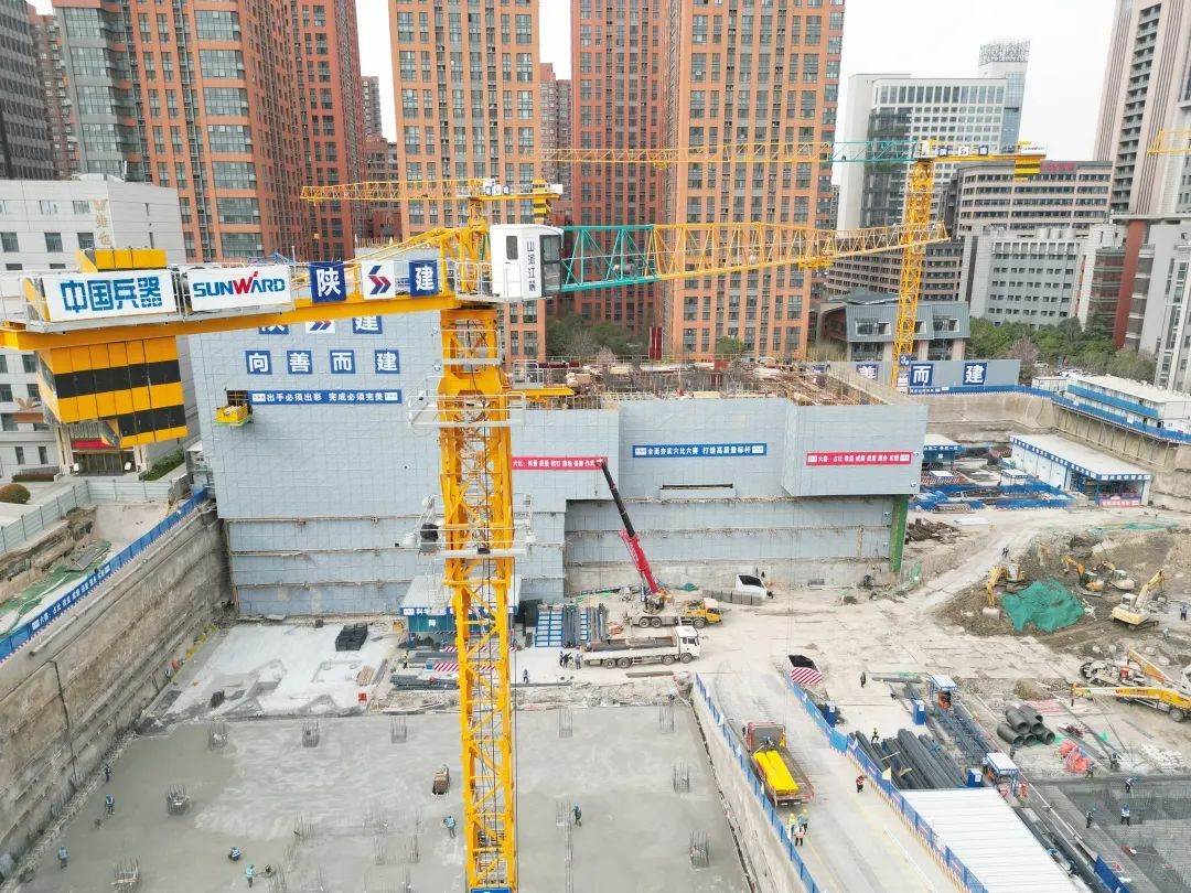 郁勃西北！！！3044am永利集团江麓修建起重机械助建西安都会经济圈