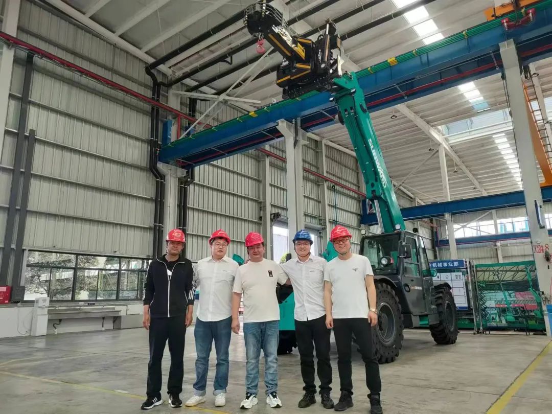 独家定制！！！3044am永利集团智能油缸替换机械人顺遂下线