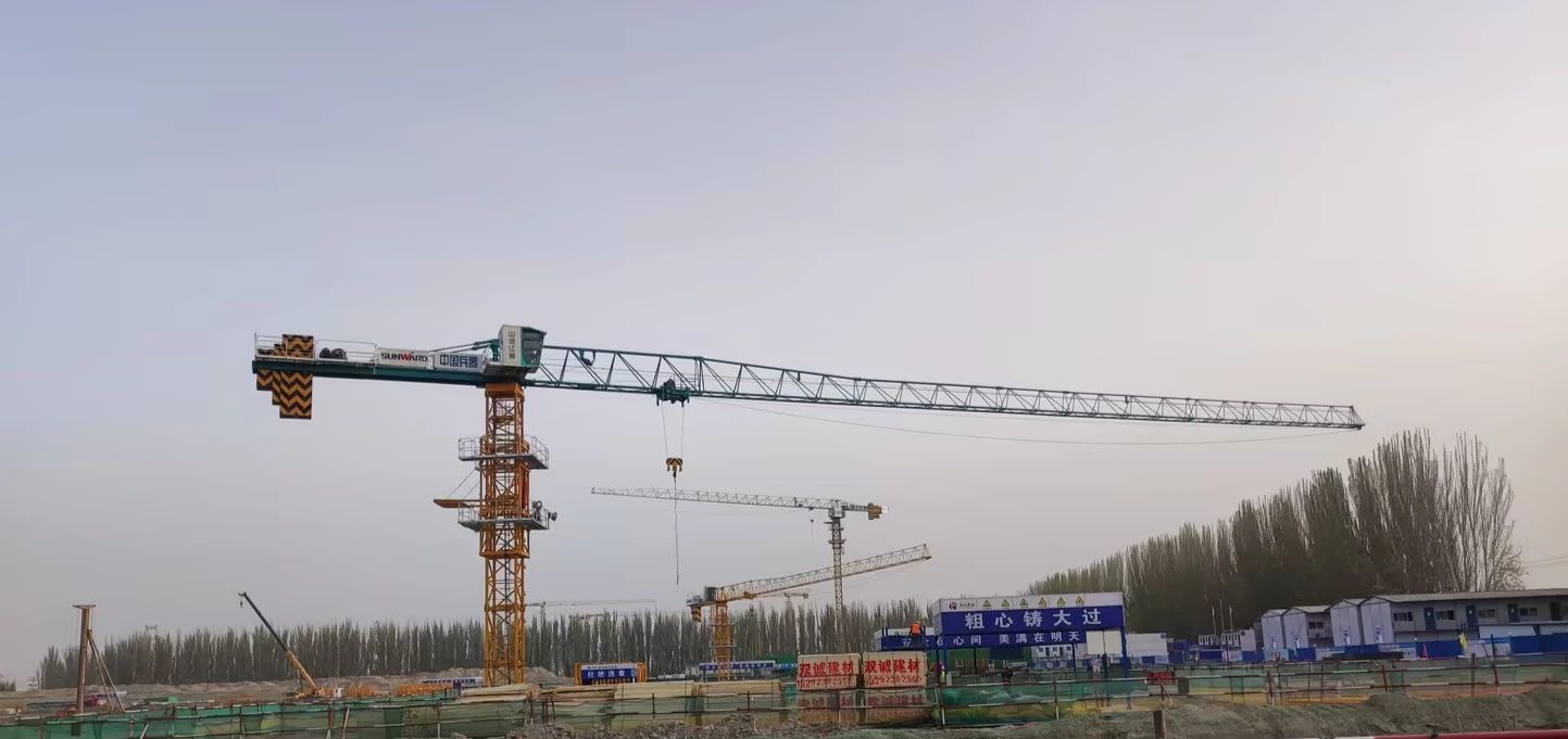 天山脚下的画师！！3044am永利集团江麓群塔援疆建设新景致