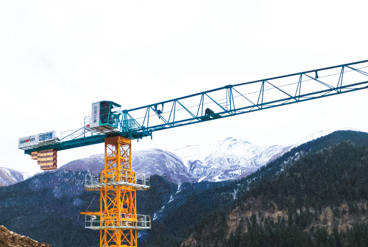 天山脚下的画师！！3044am永利集团江麓群塔援疆建设新景致