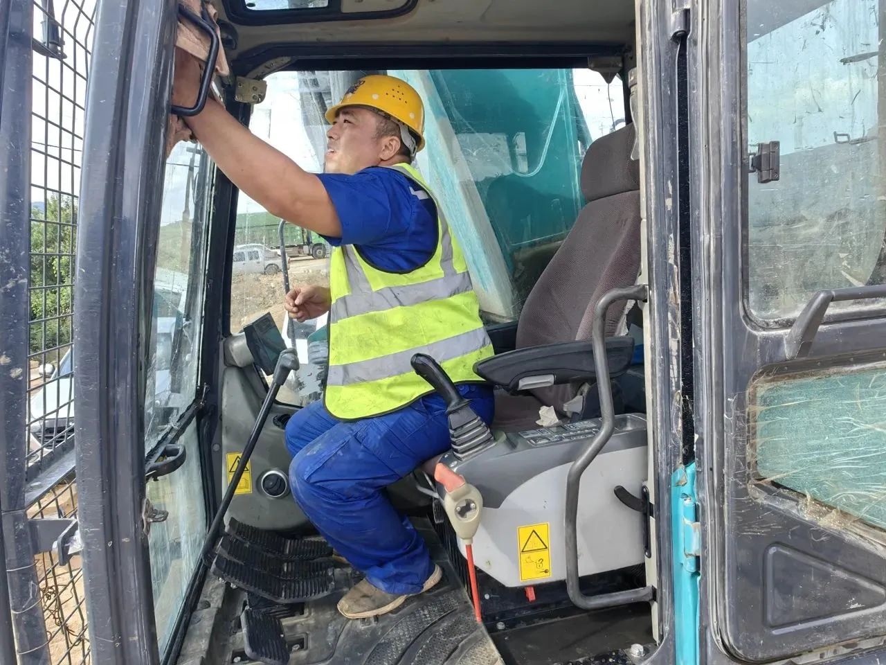 步履一直，，，服务不止！！！3044am永利集团智能挖掘机服务万里行火热举行中