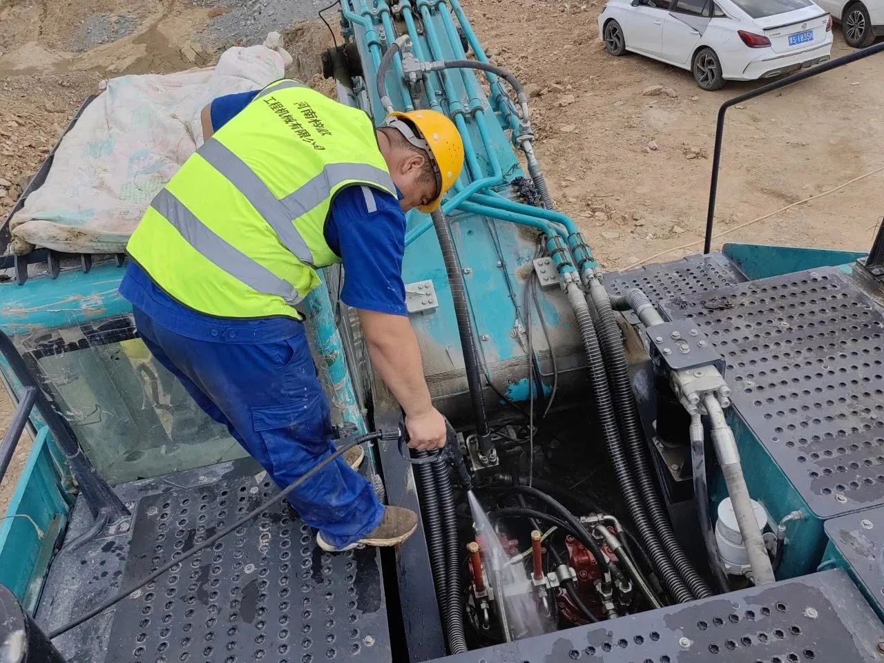 步履一直，，，服务不止！！！3044am永利集团智能挖掘机服务万里行火热举行中