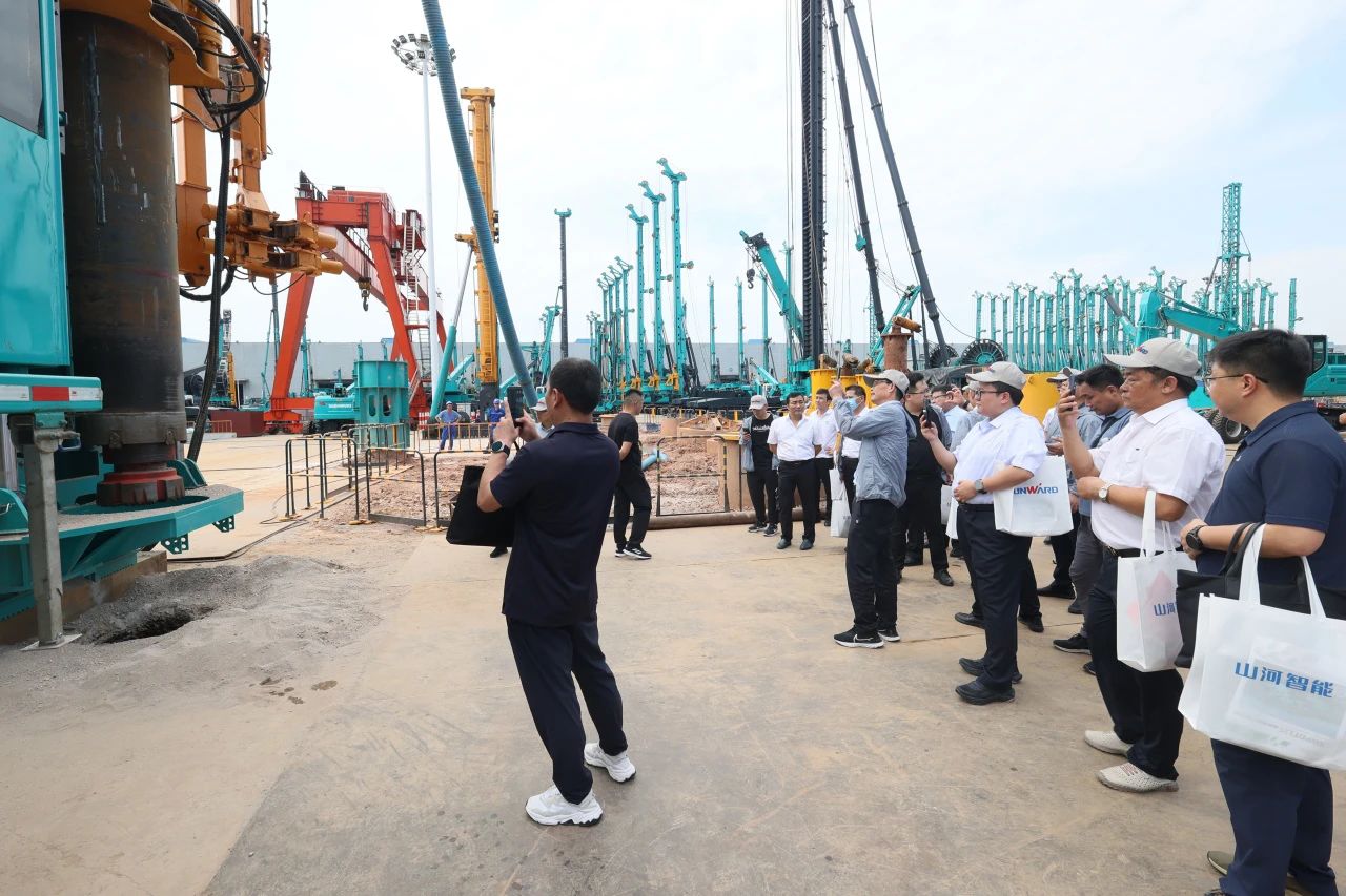 3044am永利集团智能全球首创深井套管车载钻机下线宣布