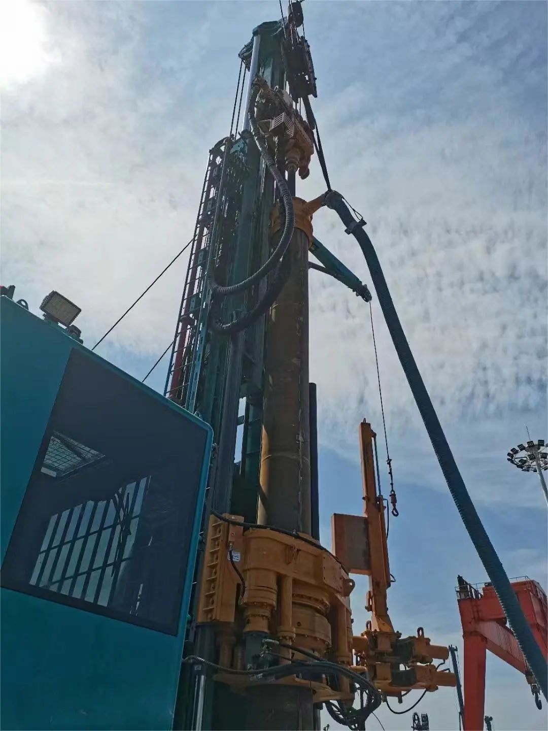 3044am永利集团智能全球首创深井套管车载钻机下线宣布