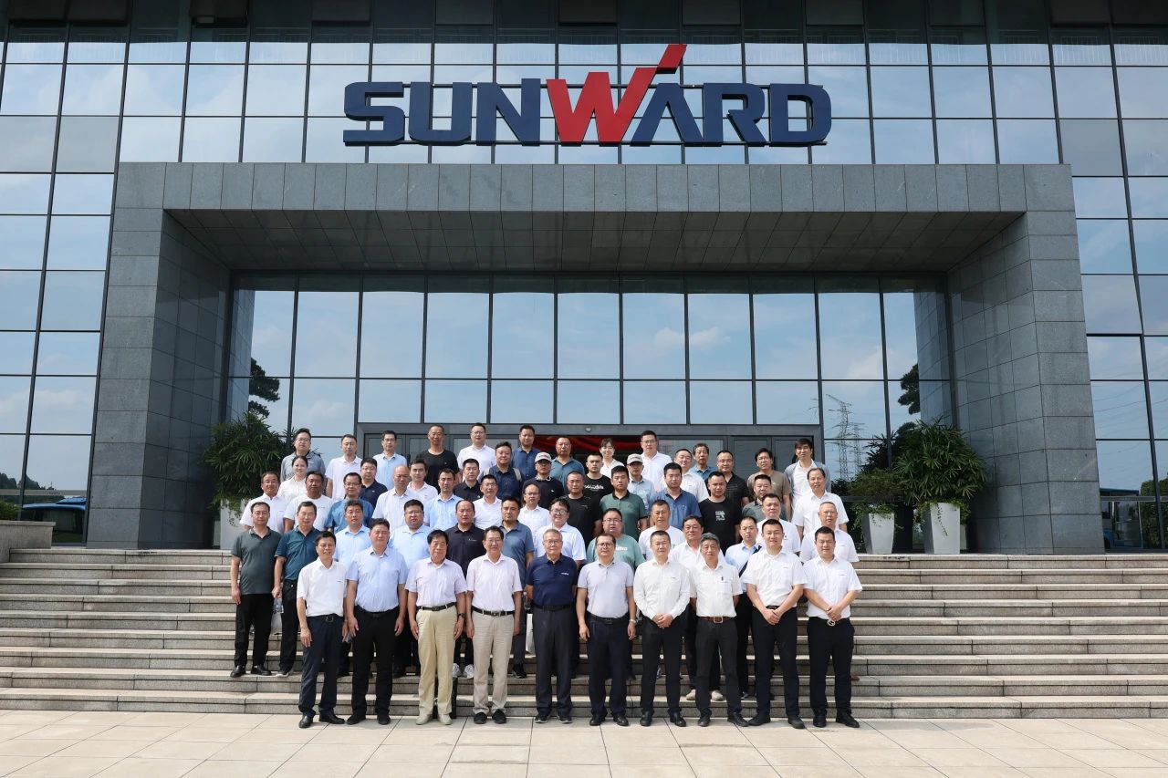 3044am永利集团智能全球首创深井套管车载钻机下线宣布