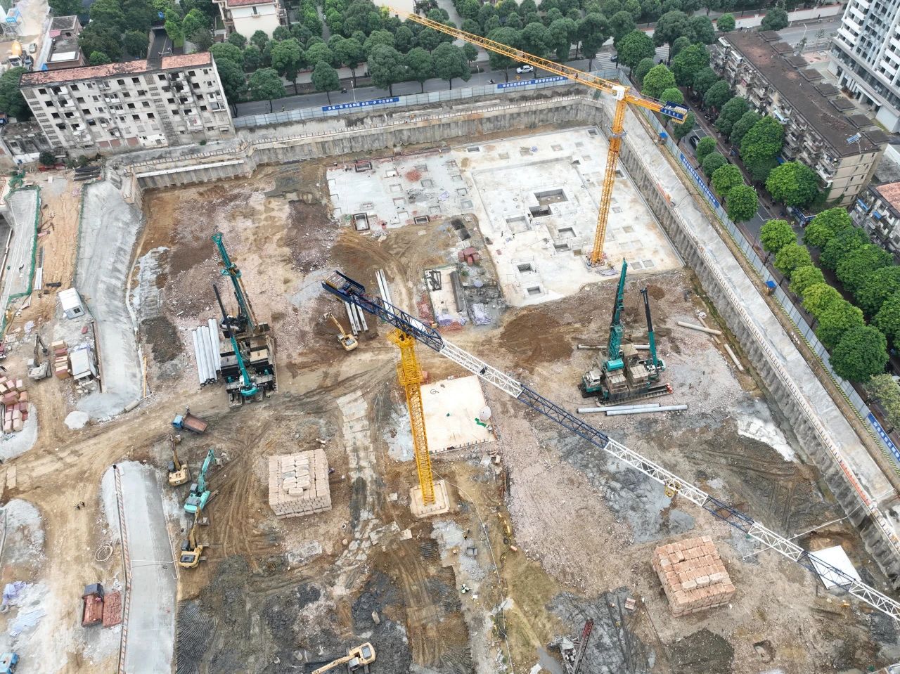 “绿巨人”显神威！！3044am永利集团智能引孔式静力压桩机助建“绿城”南宁民生项目