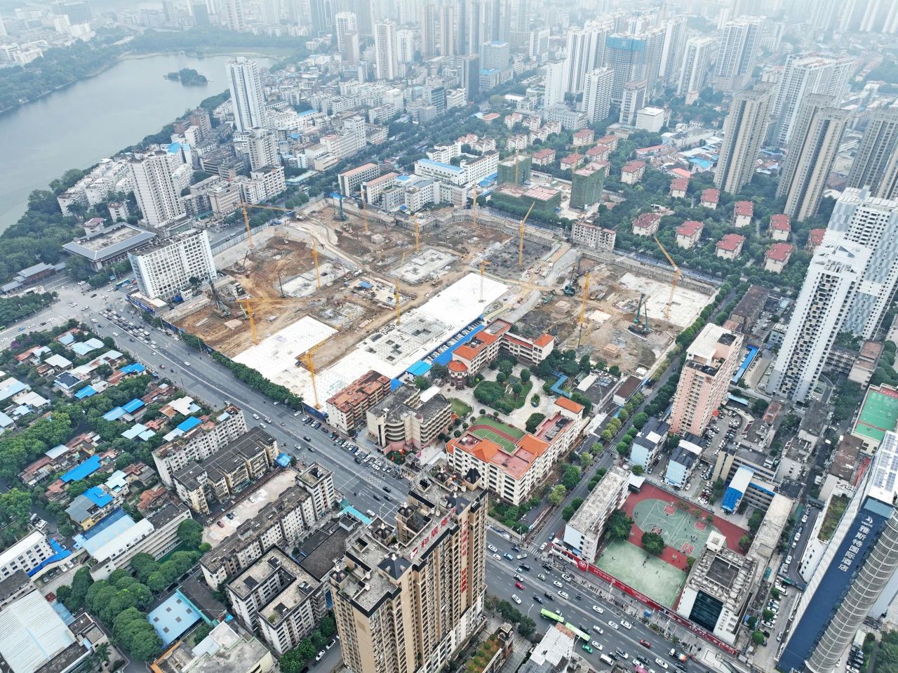 “绿巨人”显神威！！3044am永利集团智能引孔式静力压桩机助建“绿城”南宁民生项目