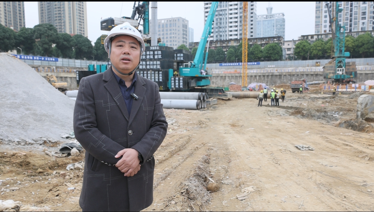 “绿巨人”显神威！！3044am永利集团智能引孔式静力压桩机助建“绿城”南宁民生项目