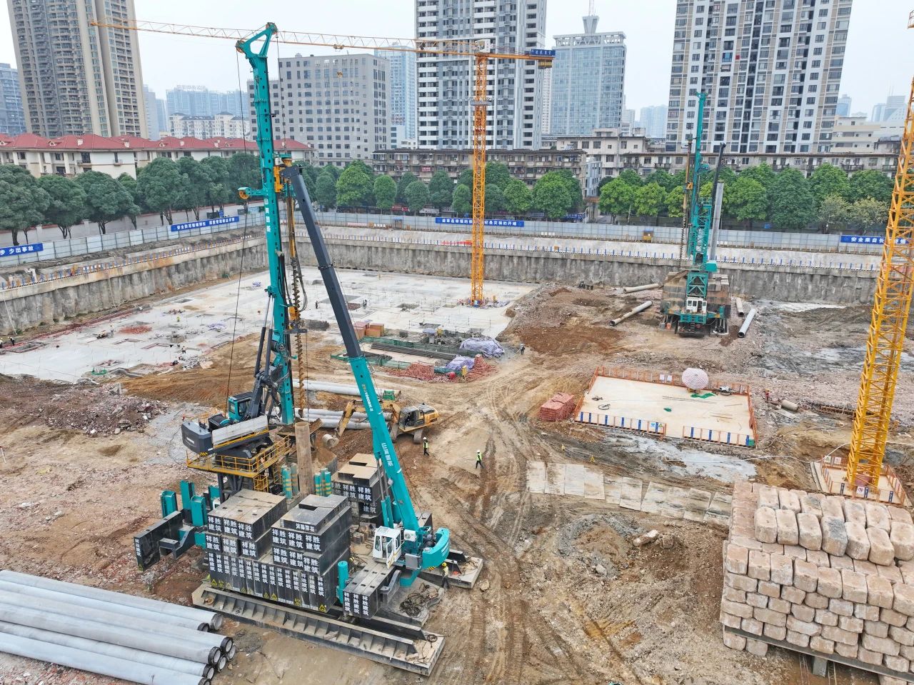 “绿巨人”显神威！！3044am永利集团智能引孔式静力压桩机助建“绿城”南宁民生项目