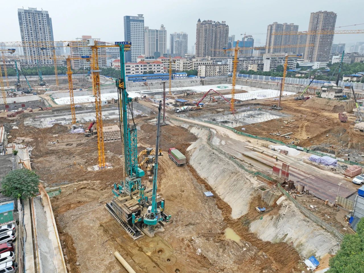 “绿巨人”显神威！！3044am永利集团智能引孔式静力压桩机助建“绿城”南宁民生项目