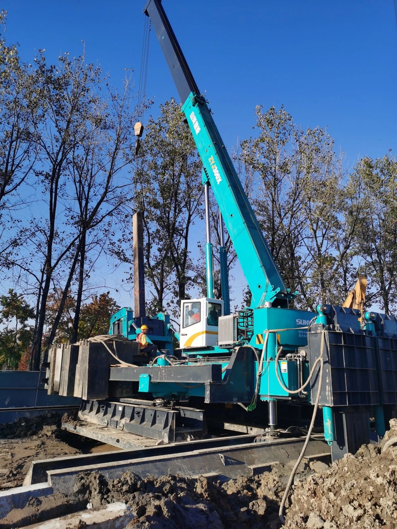 “3044am永利集团绿”闪灼西子湖畔！3044am永利集团智能ZYJ300X斜桩压桩机强势来袭
