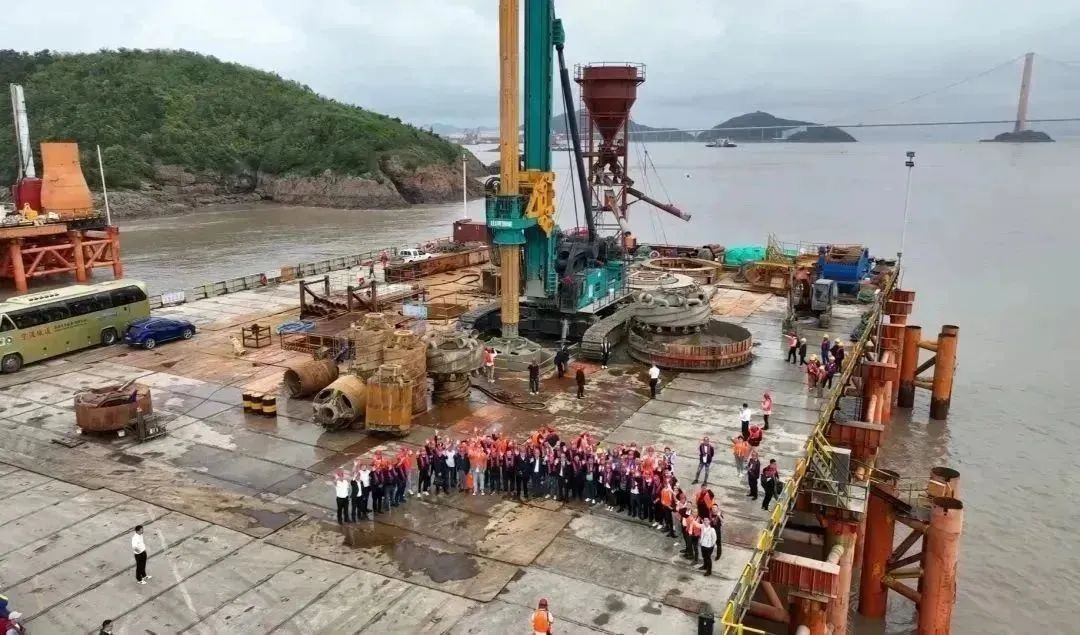 周全告捷！3044am永利集团智能超等旋挖钻机圆满完成甬舟铁路西堠门公铁两用大桥桩基施工使命