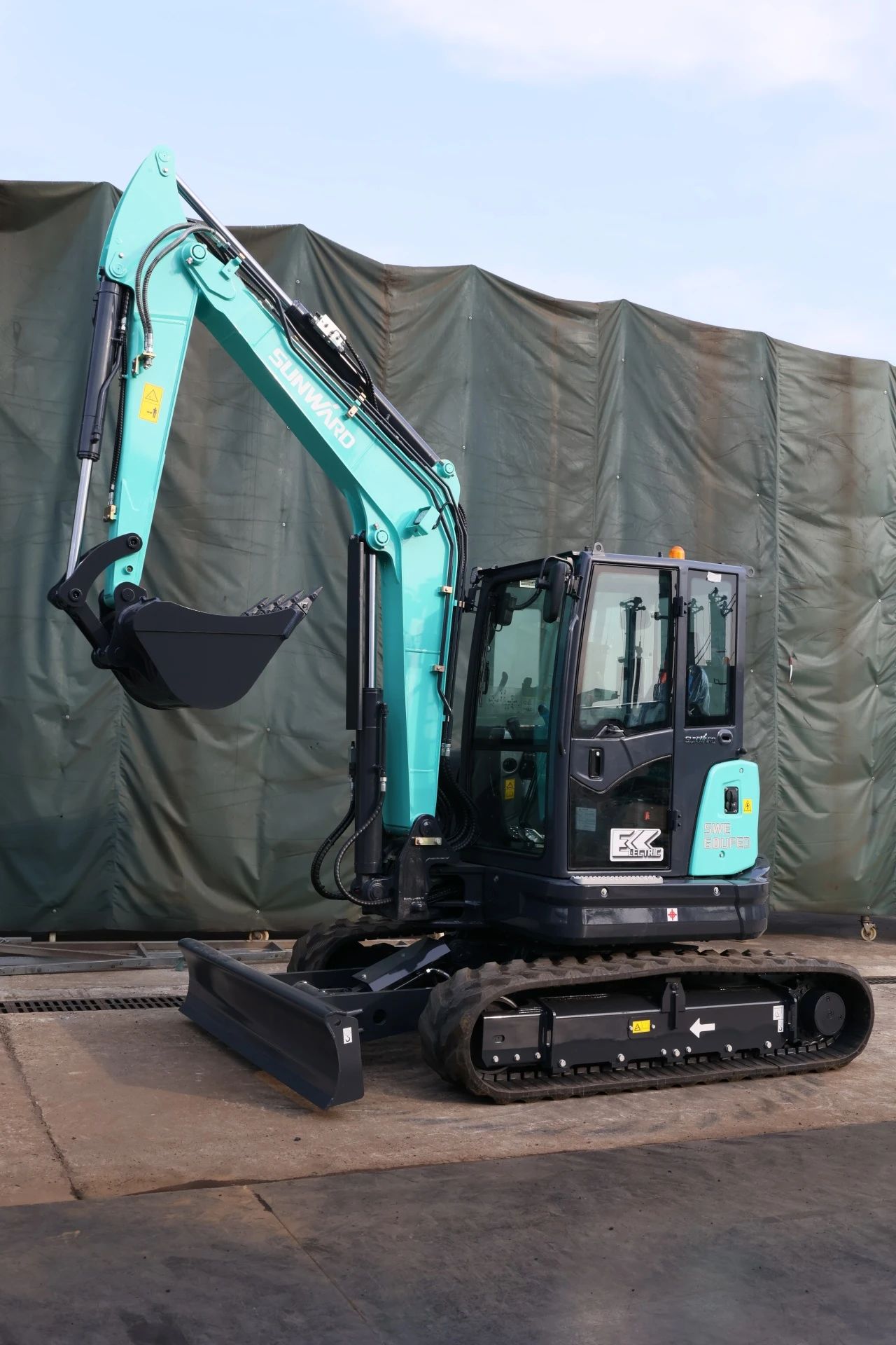 绿色上新！！！3044am永利集团智能SWE60UFED纯电动无尾挖掘机乐成下线