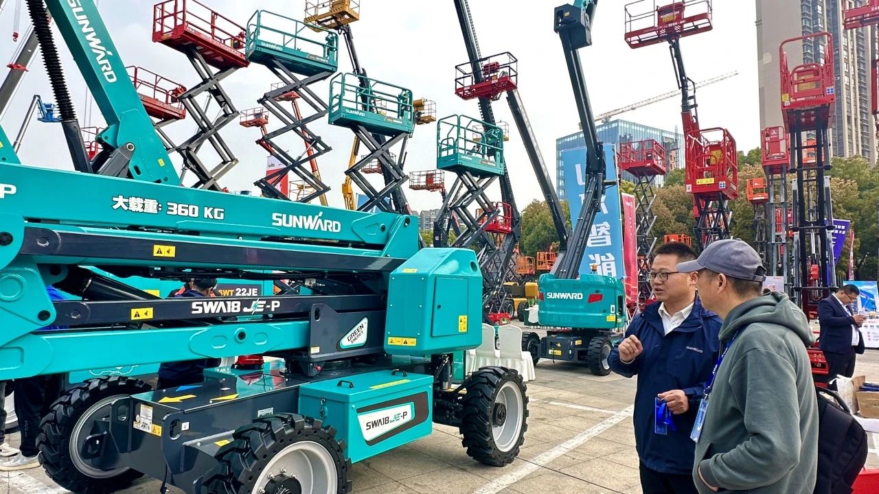 “爆品”来袭，签简单直！！！ 3044am永利集团智能艳服亮相第八届天下高空作业平台租赁大会