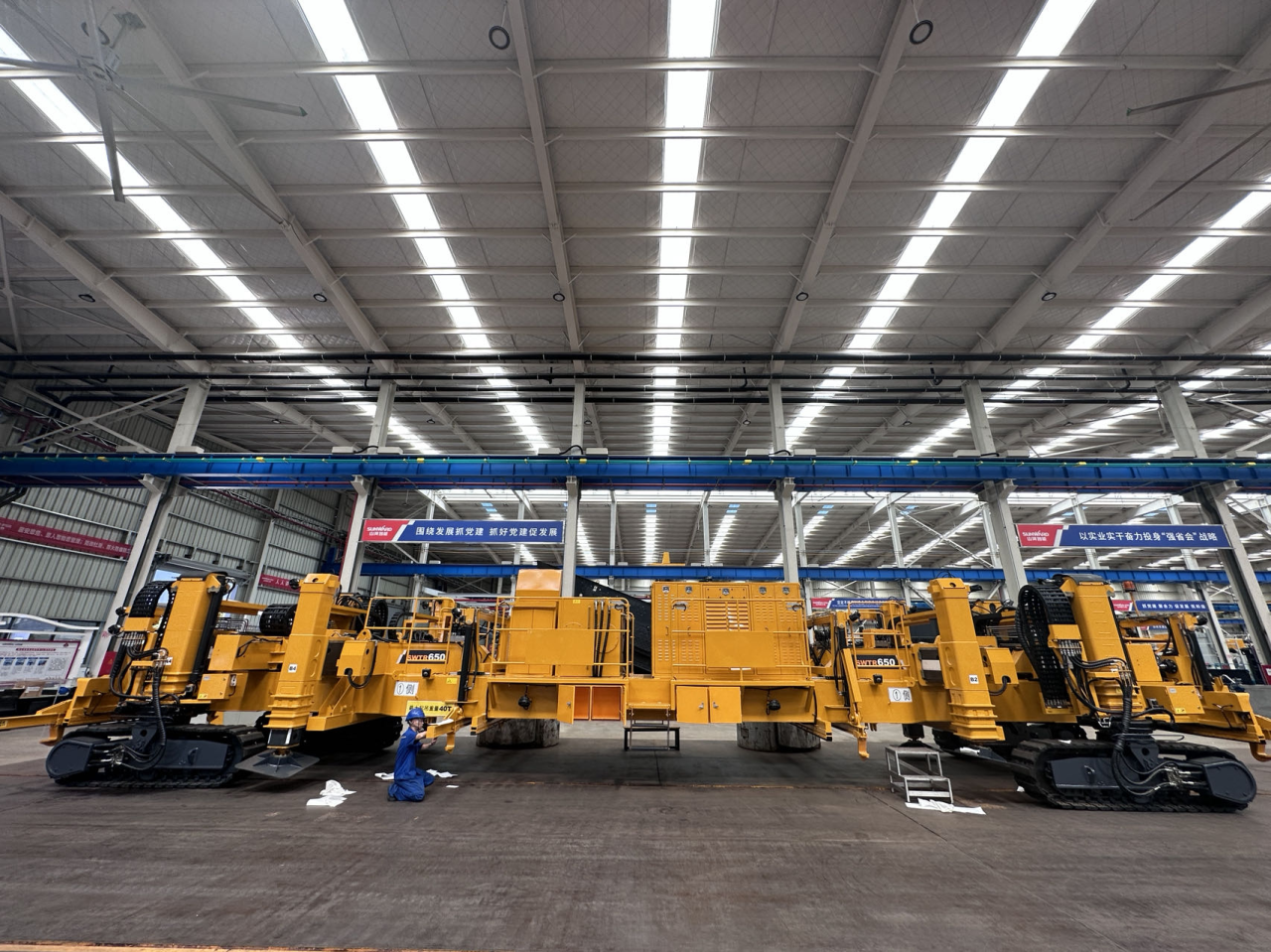 CPH-30J道岔铺换机组全球宣布！！！3044am永利集团智能与宝鸡中车时代共绘铁路装备新篇章！！！