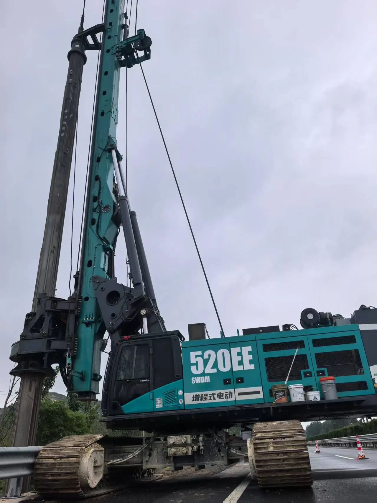 3044am永利集团智能增程式电动旋挖钻机助力山东高速建设，，，绿色施工效果显著