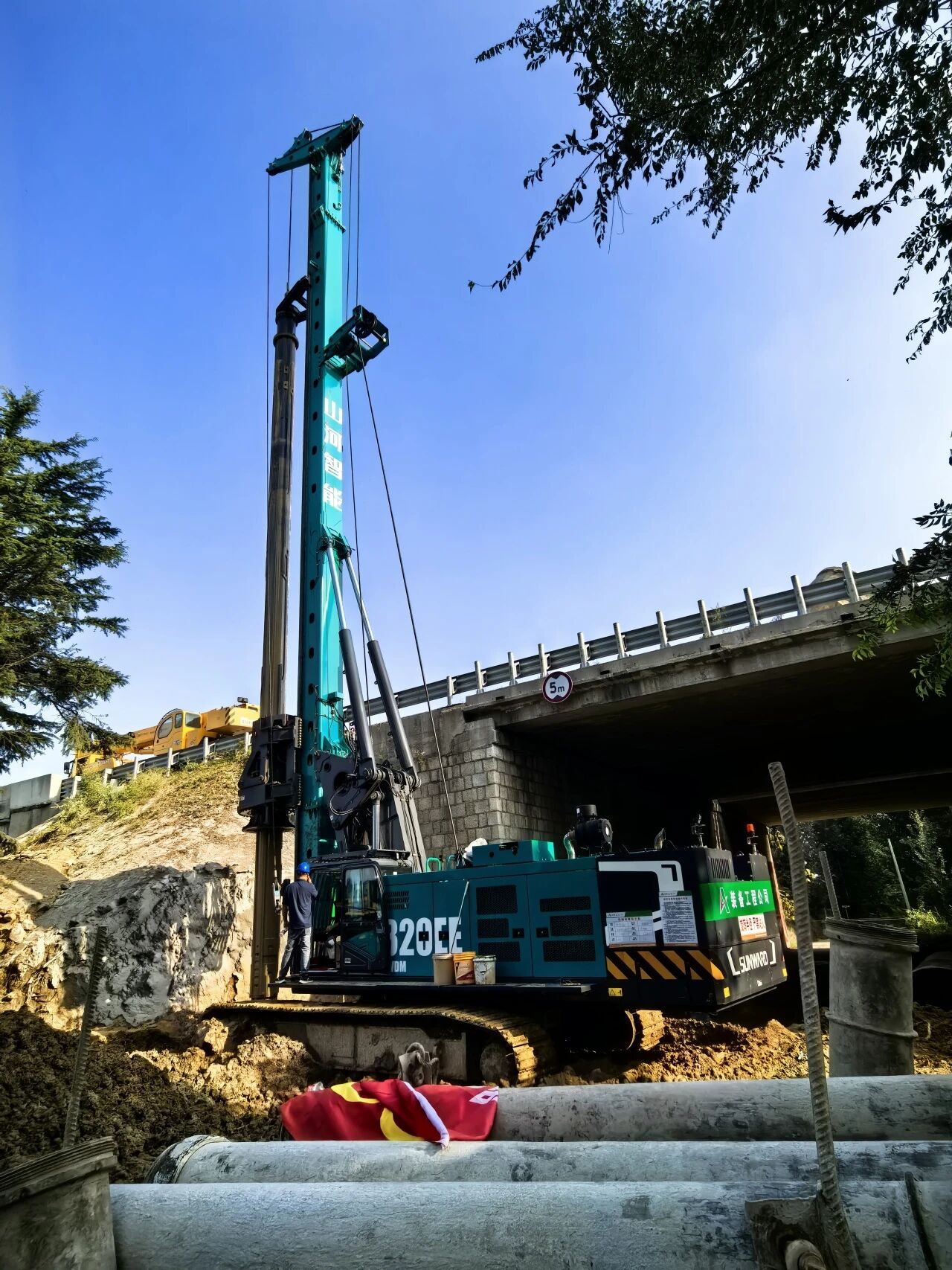 3044am永利集团智能增程式电动旋挖钻机助力山东高速建设，，，绿色施工效果显著