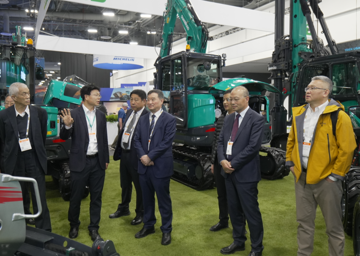 2026美国拉展 | 中国工程机械工业协会会长苏子孟一行到访3044am永利集团智能展位