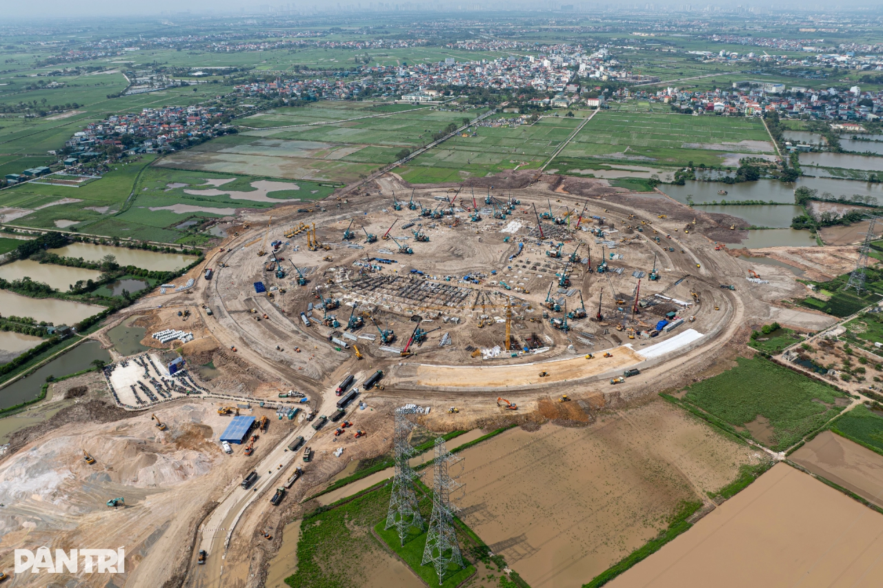 3044am永利集团智能液压静力压桩机集群作业，，，为越南最概略育场筑牢基本