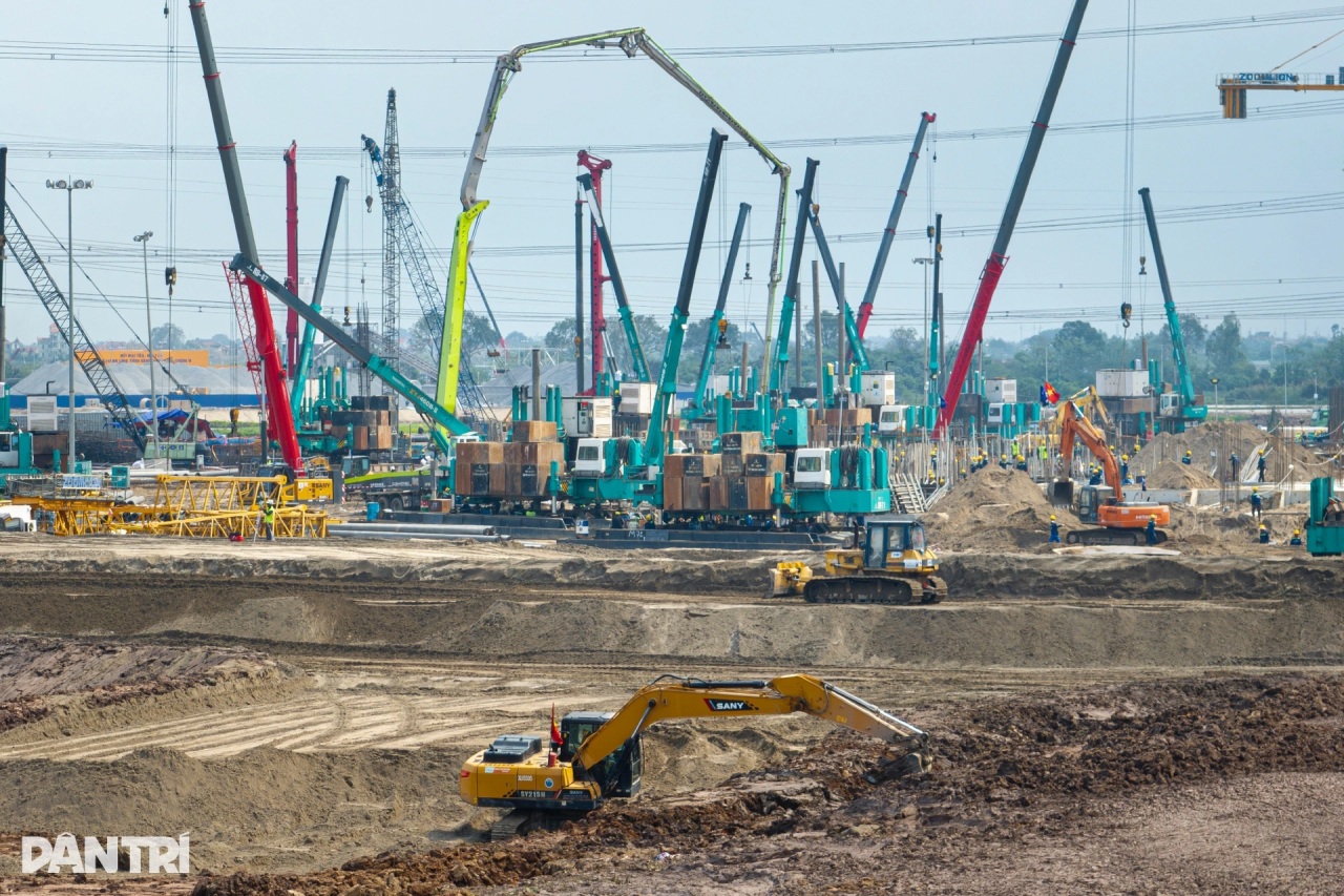 3044am永利集团智能液压静力压桩机集群作业，，，为越南最概略育场筑牢基本